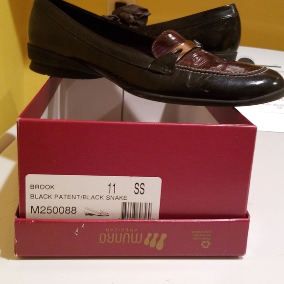 Women's Munro Shoes. Flats, with Silver buckle. Bl - Picture 2 of 5